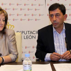 El portavoz del equipo de Gobierno de la Diputación de León, Jaime González y la diputada de Derechos Sociales, María Isabel Fresno, durante la rueda de prensa sobre el Servicio de Ayuda a Domicilio.