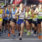 La Media Maratón ‘Via de la Plata’ congregó en la línea de salida de la plaza Mayor de La Bañeza a 155 atletas.