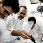 Massimo Bottura, en el centro, en la cocina de su restaurante italiano. DL