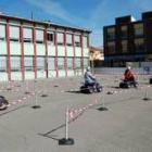 Varios de los niños con los quads propulsados a gasolina, en el taller de educación vial