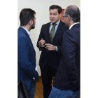 Tudanca escucha a  Raúl de la Hoz con Luis Fuentes. NACHO GALLEGO