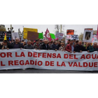 Los vecinos de la Valduerna acompañaron a los regantes a la manifestación de Valladolid. DL