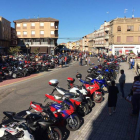 El centro urbano de Veguellina, ayer, totalmente tomado por las motos. DL