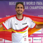 El leonés Dani Pérez expresa una inmensa alegría tras colgarse al cuello la medalla de plata. DL