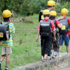 Un niño camina solo hacia el colegio, detrás de un grupo de compañeros. EVERETT KENNEDY BROWN