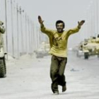 Un ciudadano de Basora levanta los brazos ante la llegada de las tropas aliadas a la ciudad