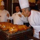José María Ruiz Benito se dirige a los invitados mientras su equipo apaga las llamas y se dispone a servir el tostón.