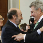 Alfredo Pérez Rubalcaba saluda al presidente del Congreso, Jesús Posada.