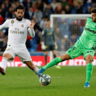 El centrocampista del Real Madrid, Isco, disputa el balón ante el delantero del Leganés, Aitor Ruibal. JUANJO MARTÍN