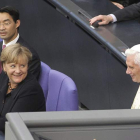 Benedicto XVI por el Bundestag ante la mirada de Merkel.