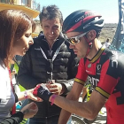 Anna González junto a Samuel Sánchez y José Luis de Santos, presidente del sindicato de ciclistas, en la Volta del 2016