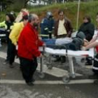 En la imagen, momento del traslado de uno de los heridos al Hospital del Bierzo