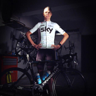 Chris Froome, con el nuevo 'maillot' blanco que el equipo Sky lucirá en el Tour.