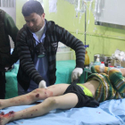 Un niño recibe asistencia médica tras el ataque químico en Idleb.