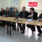 Los cargos públicos socialistas y de La Cepeda durante su comparecencia ante la prensa.