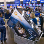Una clienta de Wal Mart en Georgia, tras pasar por caja para comprar un televior, en una imagen de archivo.