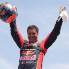 El catarí Nasser Al-Attiyah (Toyota) celebra su tercera victoria en el Dakar.