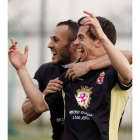 Ferrán, a la derecha, celebra un gol con Yahvé.