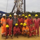 David Murillo con un grupo de trabajadores en uno de los pozos petrolíferos que perfora su compañía en Angola.