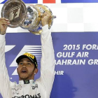 Lewis Hamilton, con el trofeo que lo acreditra como ganador del Gran Premio de Baréin.