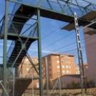 Esta pasarela, con decenas de escaleras, será reformada en su totalidad