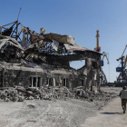 Un hombre pasa por delante de un edificio derruido en Mariúpol. SERGEI ILNITSKY