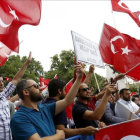 Soldados y partidarios del presidente Erdogán en la Plaza Taksim de Estambul.