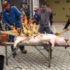 Un momento de la limpieza del cerdo ya muerto realizada ayer en la plaza de Riaño.