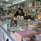 Imagen de la inauguración de la Feria del libro antiguo y de ocasión en la Plaza de San Marcelo