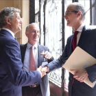 El Gobernador del Banco de España, Pablo Hernández de Cos, y el presidente del Instituto de la Empresa Familiar, Francisco J. Riberas, se saludan en Madrid.