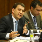 Riesco se dirige al portavoz socialista en un momento del tenso pleno, con Cortés a su lado.