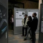 Susana Téllez, en el centro, recorre la muestra sobre la Expo Zaragoza en el Museo del Bierzo