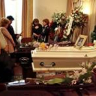 Familiares y amigos de las víctimas rezan por ellos en el velatorio