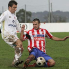 Óscar Rico, a la izquierda, pelea por el balón frente a un defensor del Sporting B en Mareo