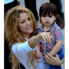 La cantante colombiana Shakira, con su hijo Milan Piqué, durante la inauguración de un megacolegio de su Fundación Pies Descalzos, en un barrio popular de Cartagena (Colombia).