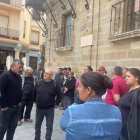 Un grupo de vecinos se trasladó esta mañana hasta el Ayuntamiento de Astorga para pedir una solución. DL
