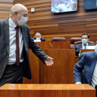 Francisco Igea gesticula ante un Mañueco sonriente. NACHO GALLEGO