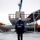Un empleado de Gazprom trabaja en la estación de medición de gas de Sudzha.