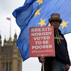 Imagen de la torre de Westminster junto a un ciudadano antibrexit. ANDY RAIN