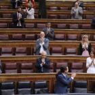 Iglesias y otros diputados aplauden en el Congreso tras la votación de la renta mínima vital. BALLESTEROS