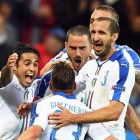 Los jugadores italianos celebran el 1-0 que firmaba en la primera parte Giaccherini. ZENNARO