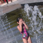 Una niña se refresca en una de las fuentes de Córdoba.
