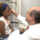 Un oftalmólogo gradua la vista a una niña, en una clínca de Las Palmas.