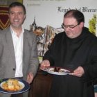 Luis Fernández y el prior del Monasterio de Samos, Fray José Luis Vélez, ayer en Las Pallozas.