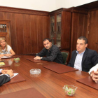 Riesco, Teresa Magaz y el concejal de Hacienda, Neftalí Fernández, con Ismael Álvarez y Emilio Cubelos, el 14 de junio.