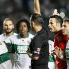 Muñiz Fernández desquició a los futbolistas del Elche con una actuación muy discutida.