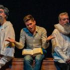 Alberto Díaz, Javier Bermejo y Miguel Barajas, en una escena de la representación de ‘Confesiones de Don Quijote’. DL