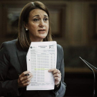 La portavoz del PSOE, Soraya Rodríguez, el día que exhibió la documentación en un pleno.
