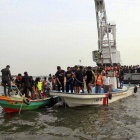 Miembros de la marina buscan víctimas del accidente de un ferry en el rio Meghna, Bangladés.