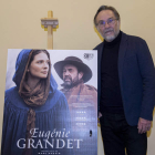 El cineasta Marc Dughain posa junto a un cartel de la película ‘Eugénie Grandet’. NACHO LÓPEZ